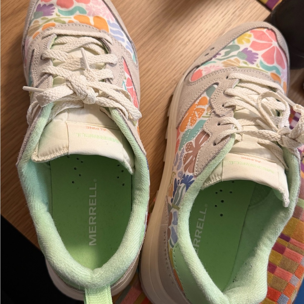 Women’s merrell alpine floral sneakers size 10